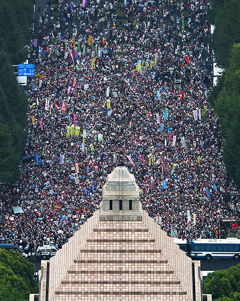 国会議事堂正門前で安保関連法に抗議